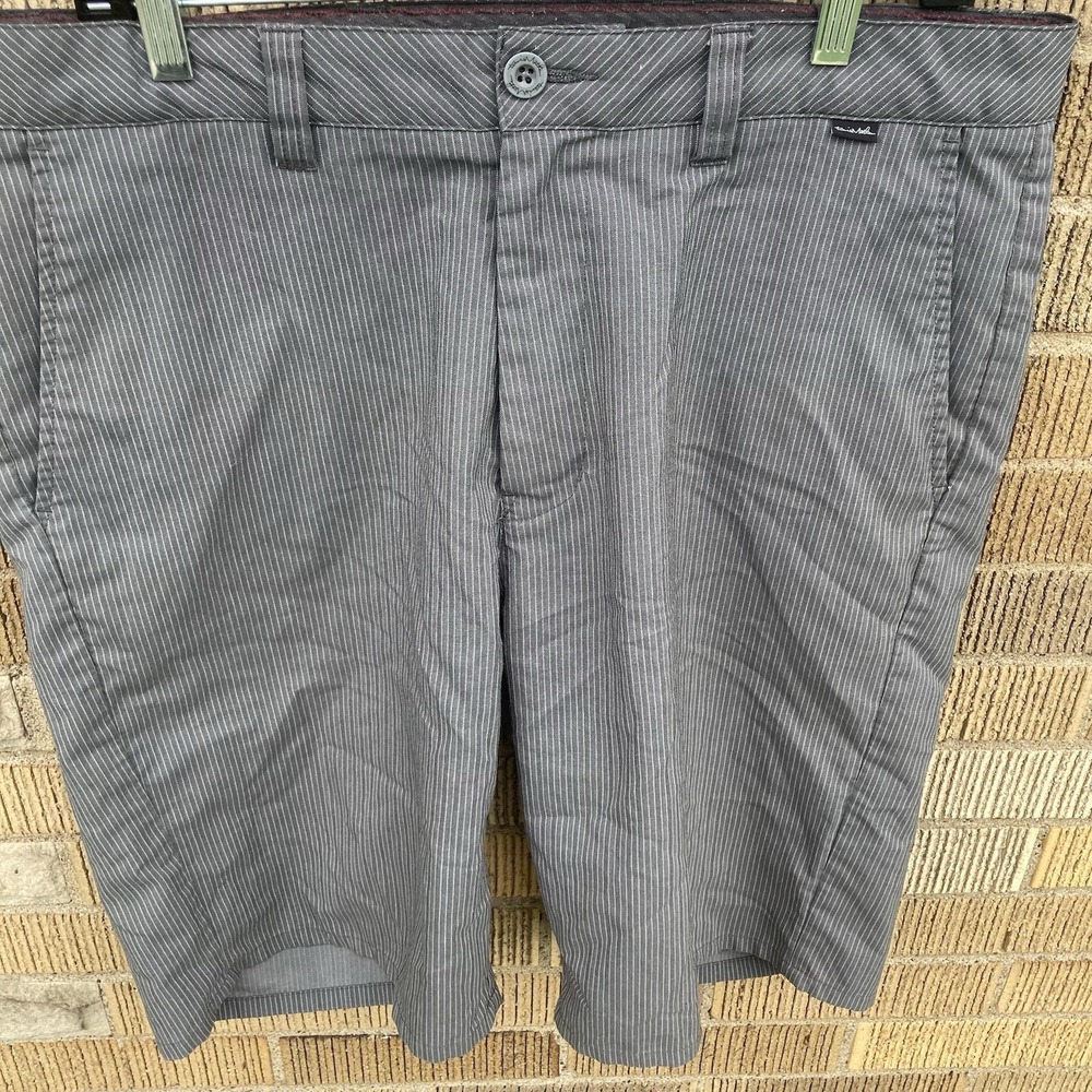 Travis Mathew Mens 35 Gray Pinstripe Performance Flat Front Golf Shorts‎